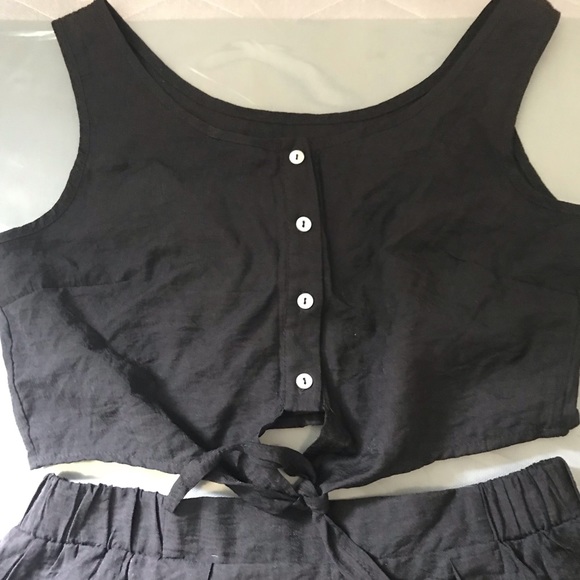 Matching shorts and crop top - Picture 4 of 5